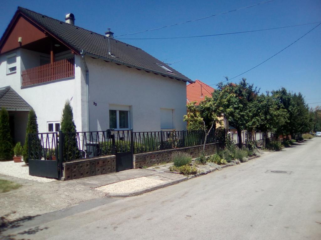 Stilus Apartman Appartement Szekszárd Buitenkant foto